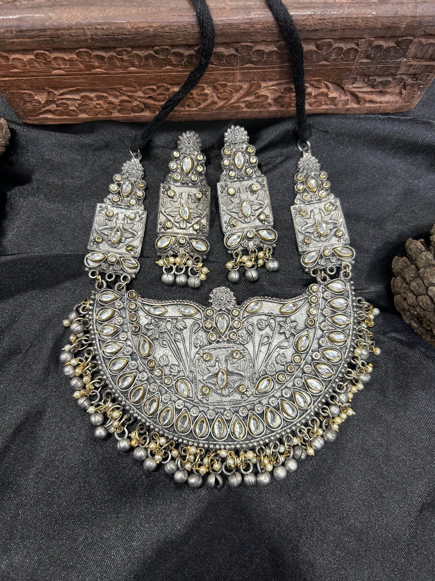 Priyasi kundan necklace