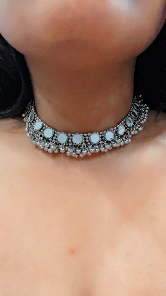 Mirror oxidised choker