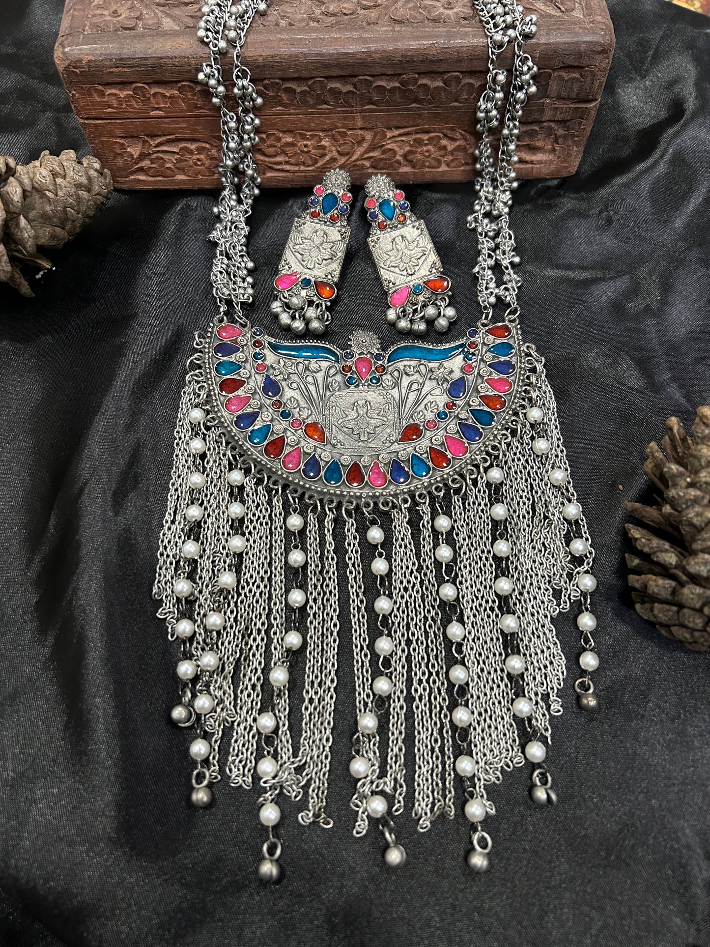 Priyasi rangeen necklace