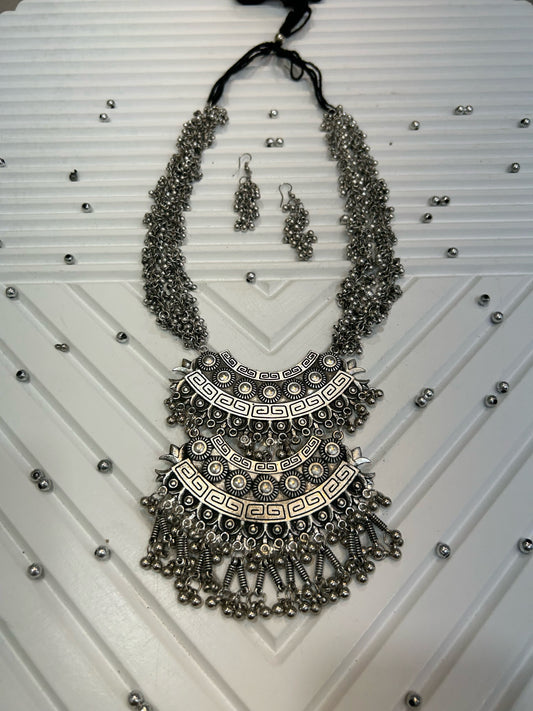 Vihana long necklace